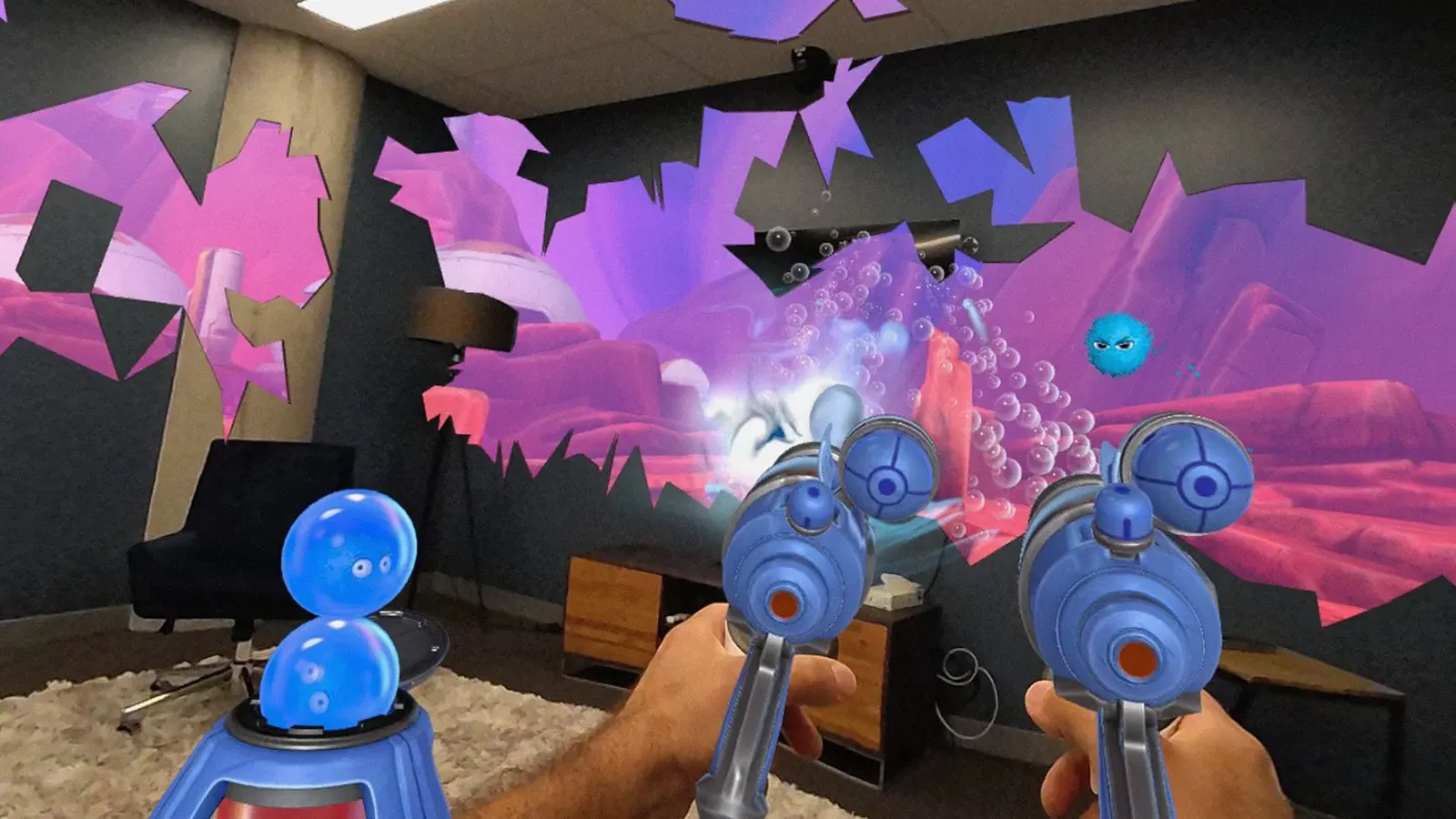 Creaturi virtuale in camera reala, vazute prin Meta Quest 3